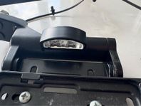 Vikbar nummerskylthållare