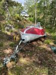 Liten aluminium sportbåt med trailer och Johnson 30hkr
