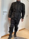 Mc-kläder med stövlar