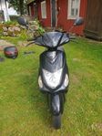 VIARELLI ENZO 2018 4-takt 50cc med servicebok och topp case 