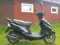 VIARELLI ENZO 2018 4-takt 50cc med servicebok och topp case 