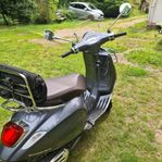 Vespa Primavera 50 – 2023  Touring - som ny- Endast 30 mil