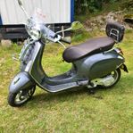 Vespa Primavera 50 – 2023  Touring - som ny- Endast 30 mil