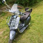 Vespa Primavera 50 – 2023  Touring - som ny- Endast 30 mil