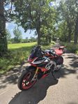 Aprilia Tuono V4 Factory, massor av extrautrustning