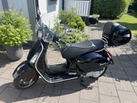 Vespa 300 GTS i kanonskick. OBS endast 57 mil.
