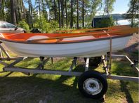 Askeladden roddbåt med åror, trailer och Johnsonmotor