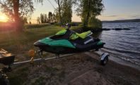 Sea-Doo Spark Trixx med vagn, endast 46 timmar