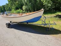 Segelbåt med åror och elmotor