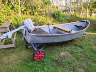 Aluminiumbåt 306 cm lång, med 4 Hkr motor och 30-vagn