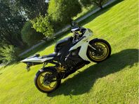 Yamaha R1 