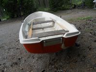 Dubbelbottnad plastbåt 