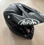 Airoh svart crossmoppehjälm + FMF goggles