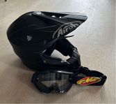 Airoh svart crossmoppehjälm + FMF goggles