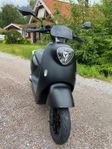 Yadea M6L Elmoped – 2023, 240 mil – Svart