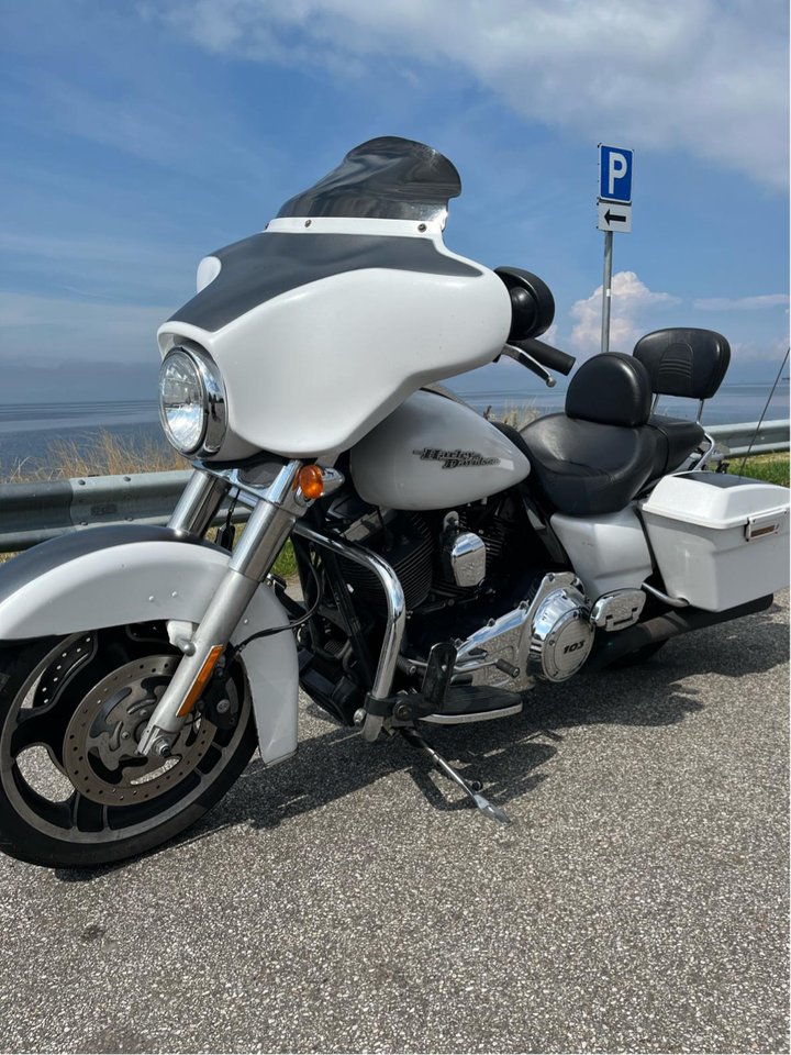 Pärlemorvit Street Glide