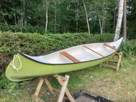 Kanadensare med paddlar och transportvagn.