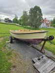 Nårsk båt med motor och vagn!