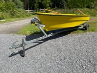 Rejäl plastbåt 4,20 m + trailer – komplett och klar för sjön