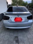 BMW 320i A-traktor (E90-2005)