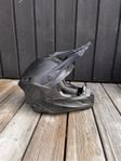 Raven kolfiber hjälm