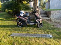 Moped klass 1 +  2 hjälmar i olika storlekar + ramp
