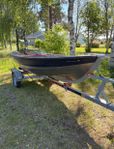 Linder 440 fiskebåt med åror och elmotor från Yamaha