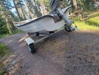 Lohi plasteka med 4 Hk Suzuki, 30 vagn och Upptagnings vagn