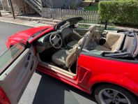 Ford Mustang Cabriolet 3.8 V6 - röd