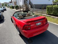 Ford Mustang Cabriolet 3.8 V6 - röd