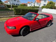 Ford Mustang Cabriolet 3.8 V6 - röd