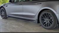 Tesla Model 3 Sidokjol Bodykit (glossy carbon)