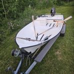 Styrpulpetbåt med vagn.