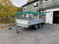 Släp med grindar och fällbara lämmar