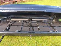 Thule Dynamic 800/M Takbox med Thule Tackräcken.