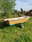 Båt, båtkärra med vinsch, motor, batteri och åror.