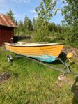 Båt, båtkärra med vinsch, motor, batteri och åror.