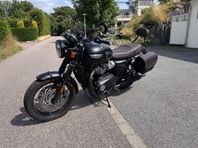 Triumph Bonneville T120 Black med sadelväska
