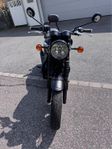 Triumph Bonneville T120 Black med sadelväska