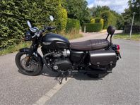 Triumph Bonneville T120 Black med sadelväska