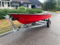 Båt med fyrtaktsmotor