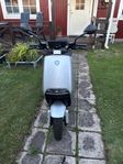 El moped Yadea G5  klass 1 2022. 