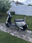 El moped Yadea G5  klass 1 2022. 