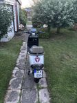 El moped Yadea G5  klass 1 2022. 
