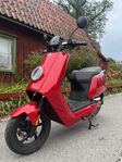 Röd NIU NQi Sport elmoped – nästan ny
