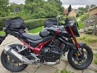 Honda CB750 Hornet 2024- NYSERVAD- EN ÄGARE- EXTRA Utrusning
