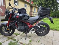 Honda CB750 Hornet 2024- NYSERVAD- EN ÄGARE- EXTRA Utrusning