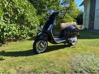 Svart Vespa Primavera 50