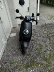 NIU NQI Sport standard range 45 km/h Matt svart elmoped