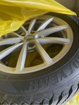Audi originalfälg med Good Year dubbdäck